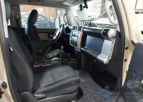 2014 Toyota Fj Cruiser z USA, uszkodzony, nr VIN JTEBU4BF3EK203672